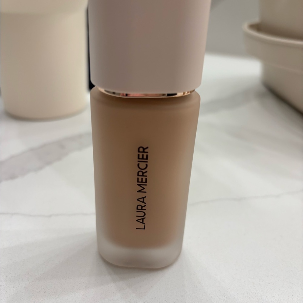 Laura Mercier Flawless Foundation - 2C2 soft sand